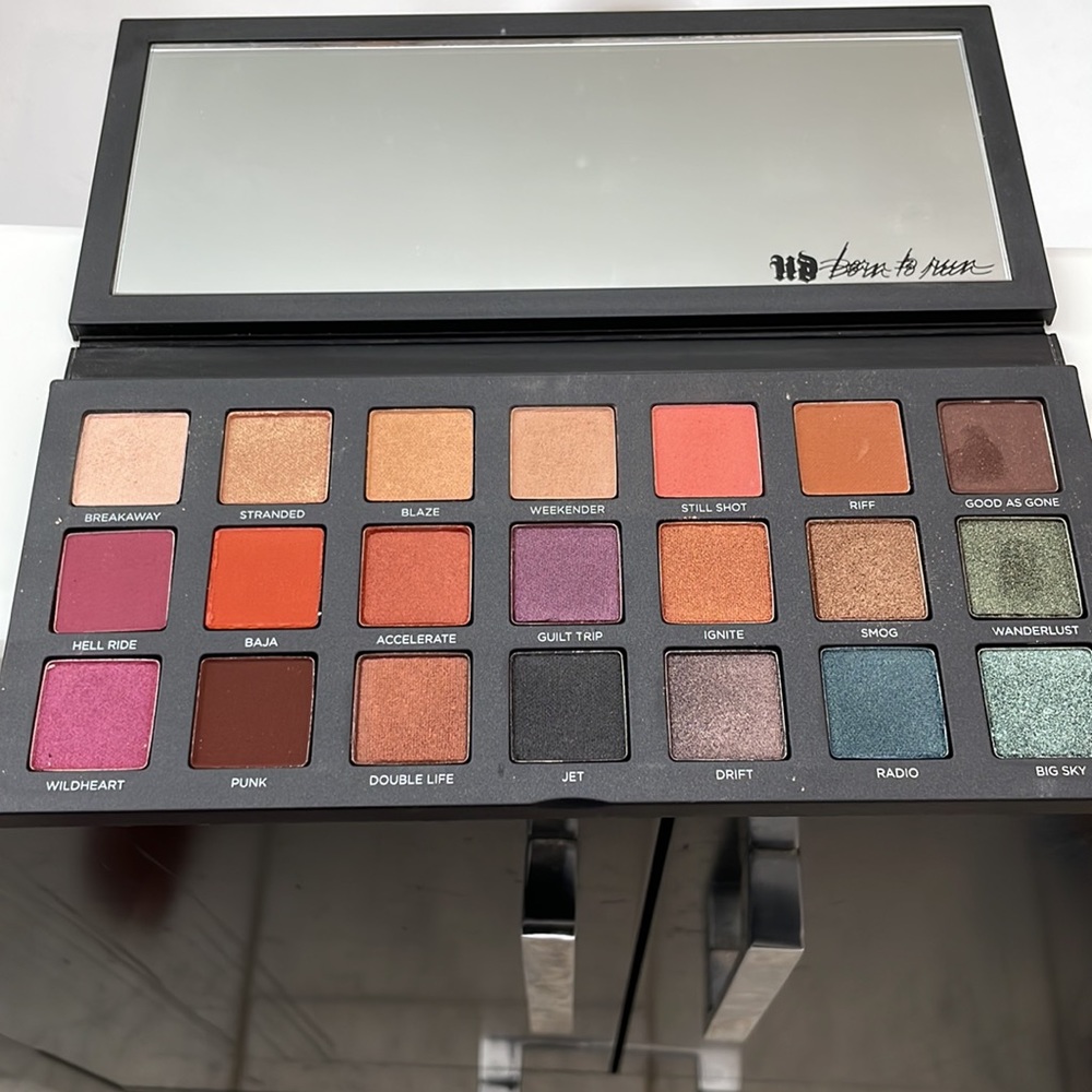 Urban Decay Born To Run eye shadow palette